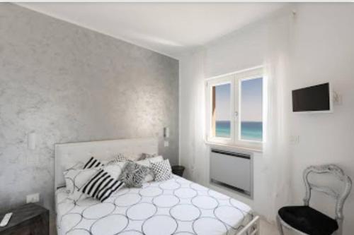 加利波利阿提科迪亚曼特公寓的白色的卧室设有床和窗户
