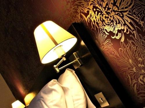 诺里奇Hotel Belmonte的床头墙上的一盏灯