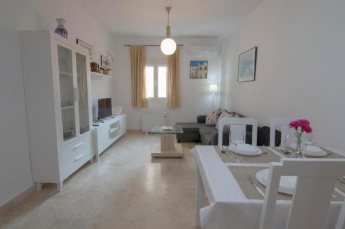 桑卢卡尔-德巴拉梅达El Albaicín的白色的客厅配有桌子和沙发