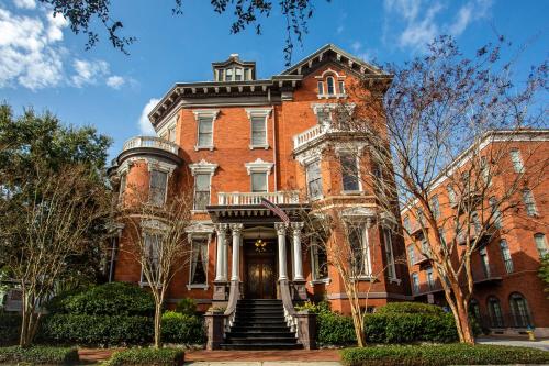 萨凡纳Kehoe House, Historic Inns of Savannah Collection的前方有楼梯的大型红砖建筑