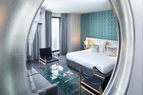 巴黎巴黎巴士底狱酒店的酒店客房,配有床和镜子