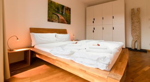 贝尔吉施格拉德巴赫Quiet Nature Near Cologne 1的一间卧室配有一张白色大床和木架