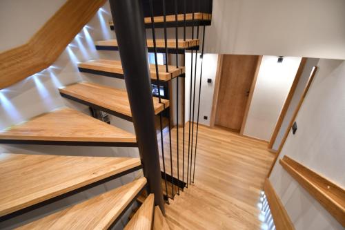 布达佩斯Tweed house的一座铺有木地板的房屋内的螺旋楼梯