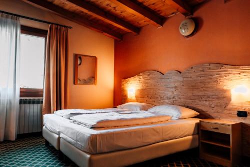 蓬泰迪莱尼奥Hotel Bellavista的一间卧室设有一张大床和一个窗户。