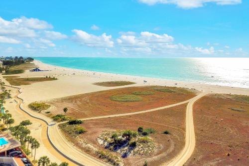 圣徒皮特海滩Treasure Sands - Gulf Blvd的享有海滩和海洋的空中景致