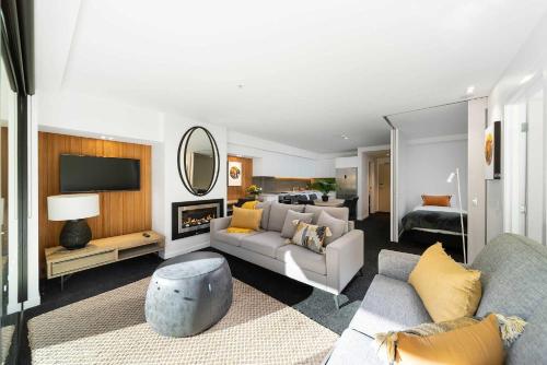 皇后镇Mara Apartment @ the base of Coronet Peak的带沙发、电视和床的客厅