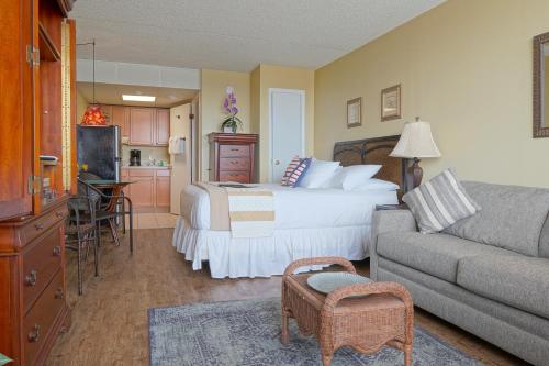 大洋城克罗辛斯海洋城汽车旅馆的酒店客房,配有床和沙发