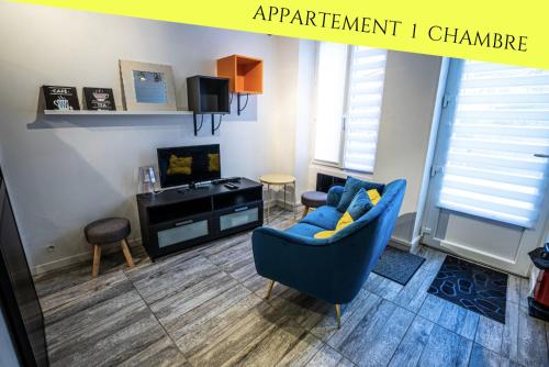 普瓦捷Les Appartements du Pont Joubert的客厅配有蓝色椅子和电视