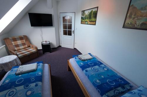 RudníkK旅馆的小房间设有两张床和椅子