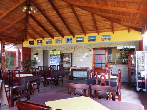 MachachiCasa del Montañero的餐厅内带桌椅的用餐室