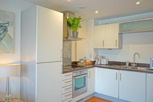 Soak up the Light at a Soothing, Stylish Apartment in Swansea Marina的厨房或小厨房