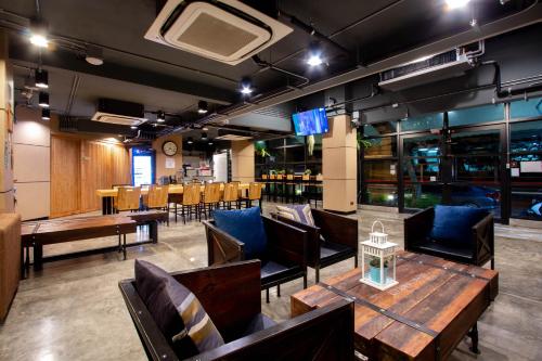 曼谷Rest24 Residence的一间带桌椅的餐厅和一间酒吧