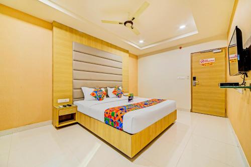 海得拉巴FabHotel Viraj Suites Gachibowli的酒店客房,配有床和电视