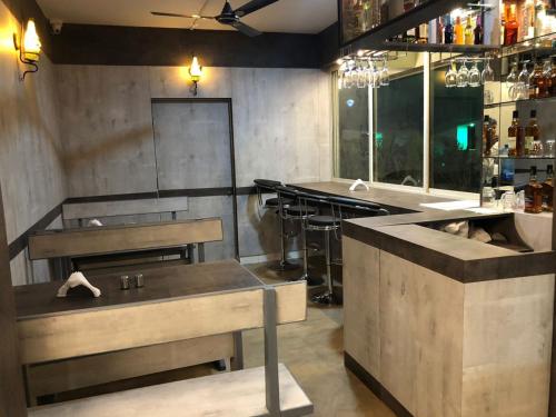 巴加Kay's Riverview Resort的一个带两个水槽的厨房和一间位于餐厅内的酒吧