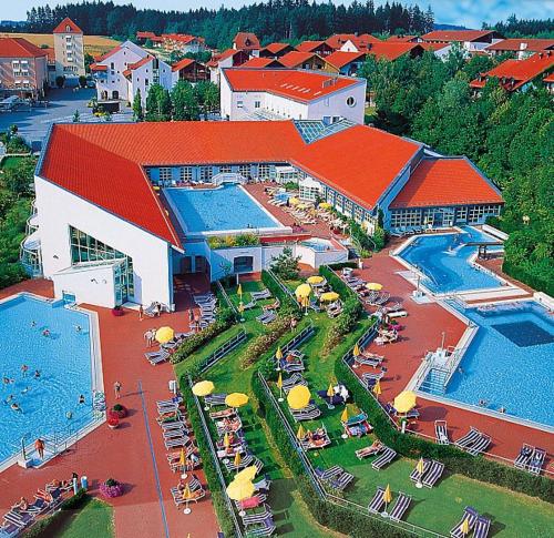 巴特格里斯巴赫索勒藤-鲁佩特酒店的享有带游泳池的度假村的空中景致