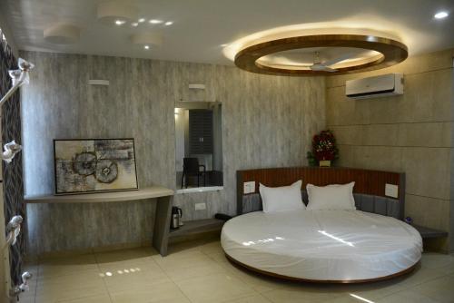 NarodaHotel Darshan SP Ring Road的卧室配有一张白色大床
