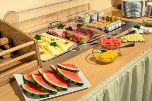 格雷丁Hotel Bayernhof的自助餐,包括桌上的水果和蔬菜