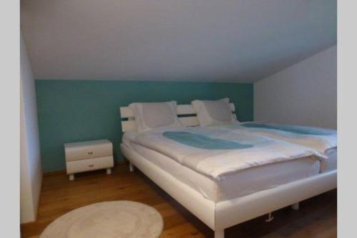 莱克斯Casa Ual / Capaul的一间卧室设有一张大床和绿色的墙壁