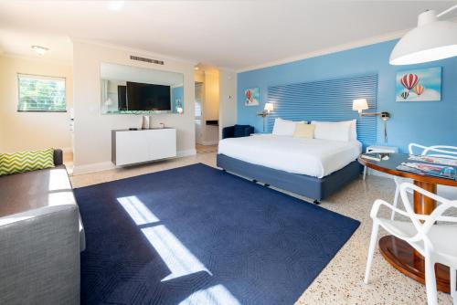 劳德代尔堡Victoria Park Hotel的配有一张床和一张书桌的酒店客房