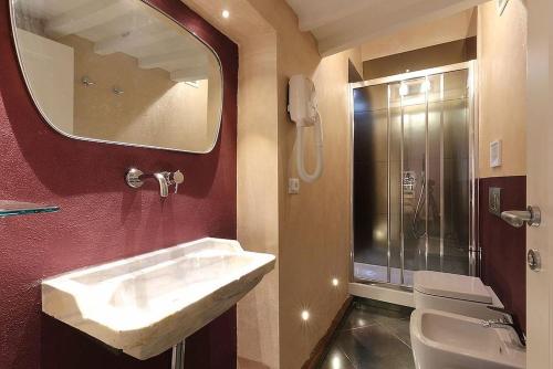 乌菲兹哈莫尼旅馆的一间浴室