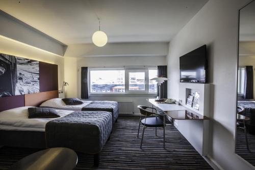 努克Hotel Hans Egede的酒店客房配有两张床和一张书桌