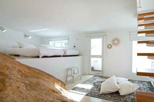 阿尔卡彼得克Sea View Cascais Design Villa的白色墙壁客房的两张床