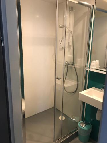 凯恩Smart Appart Caen République的浴室里设有玻璃门淋浴