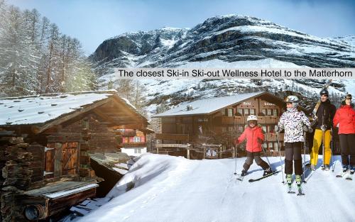 采尔马特西尔瓦娜山酒店的一群滑雪者在雪间附近滑雪