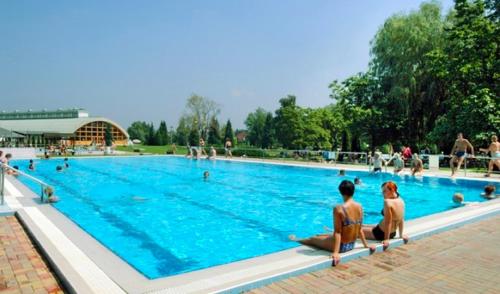 伦蒂堂吉诃德克孜克里旅馆的一群人坐在游泳池里