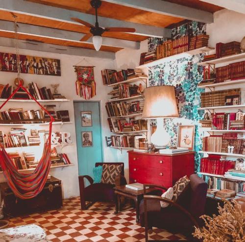 里约热内卢Hospedaria Santa Bárbara的客厅里摆放着许多书籍