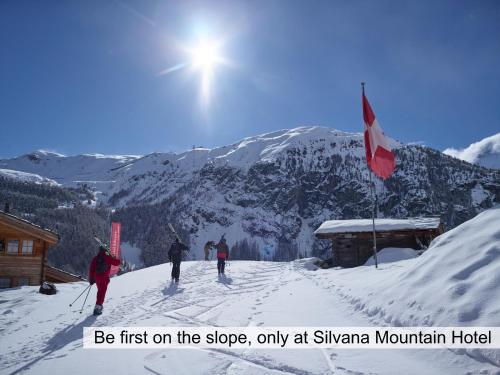 采尔马特西尔瓦娜山酒店的一群人沿着雪覆盖的山滑雪