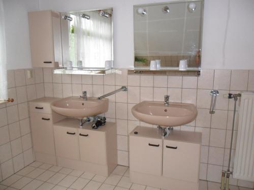 乌曼茨Ferienwohnung的浴室设有2个水槽和镜子