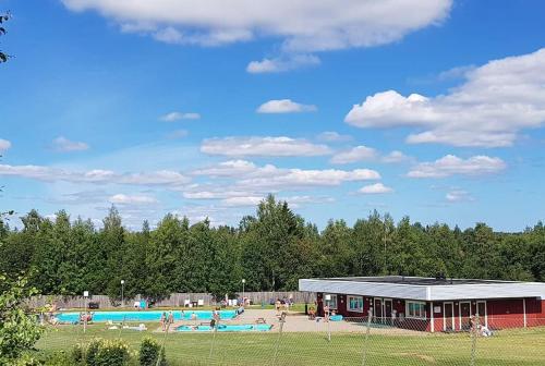 ÅnäsetLufta Camping & Restaurang的一群人在游泳池里