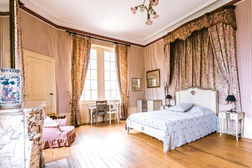 LinxeChâteau Belle Epoque - Chambres d'Hôtes & Gîtes的一间卧室配有一张床和一把椅子