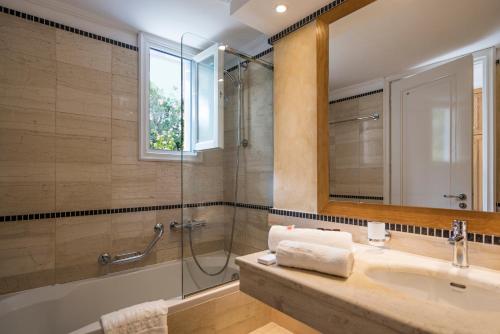 科斯镇Mitsis Ramira的一间带水槽和淋浴的浴室