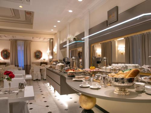 圣玛格丽塔-利古雷乔兰达酒店的在酒店享用自助早餐,包括面包和食物