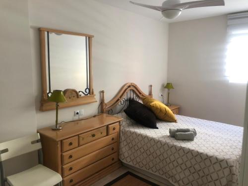 布尔哈索特Apartament Burjasot Free Wifi的一间卧室配有一张带梳妆台和镜子的床