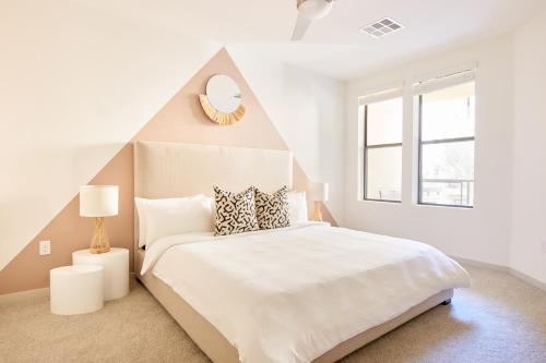 凤凰城Sonder at Hance Park的白色卧室配有一张带尖端床头板的大床