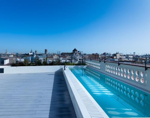 巴塞罗那Hotel Raval House的建筑物屋顶上的游泳池