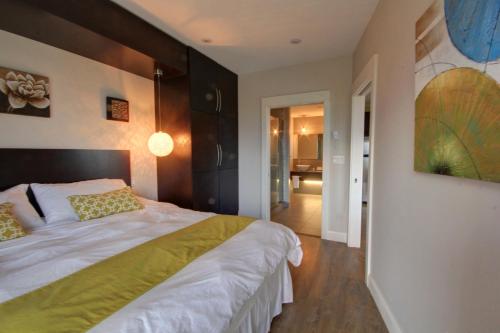 北拉斯蒂科Around the Sea - Cana da's Rotating House, Suites & Tours的一间卧室设有一张大床和一个走廊