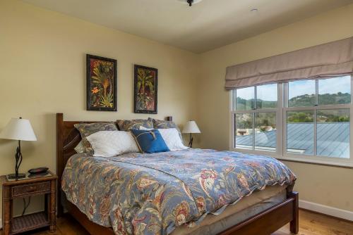 阿维拉海滩28 San Miguel的一间卧室设有一张床和一个窗口