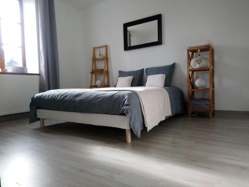 圣达穆尔GITE LE SAINT-AMOUR的一间白色客房内的床铺卧室