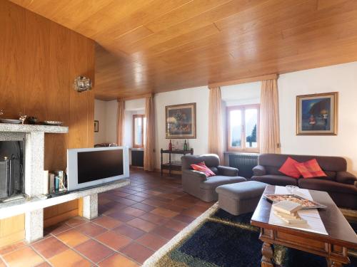 斯泰尼科Belvilla by OYO Casa Vacanze a Stenico的带沙发和电视的客厅