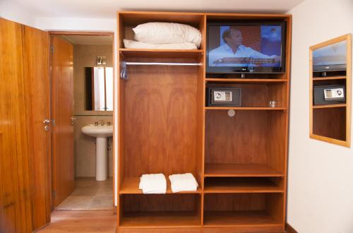 圣卡洛斯-德巴里洛切巴里洛切高级酒店的客房设有电视和衣柜,提供浴室