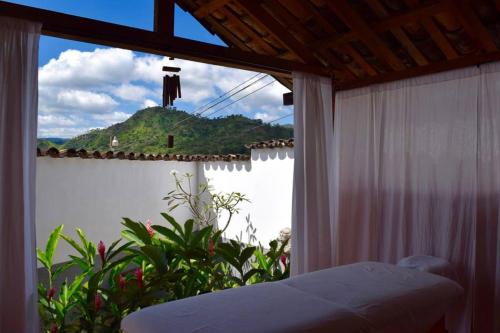 科潘玛雅遗址La Casa de Dona Irma Townhouse的卧室设有山景窗户。