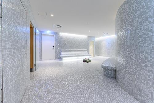 维也纳卡罗琳酒店的浴室设有走廊,走廊上设有长凳和鲜花