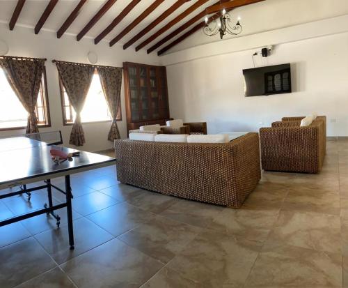萨帕托卡Hotel Abadias De Zapatoca的带沙发和桌子的客厅