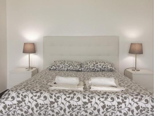 Sobral do ParelhãoCasa da Colina - Villa in the Countryside的一间卧室配有一张大床和两盏灯