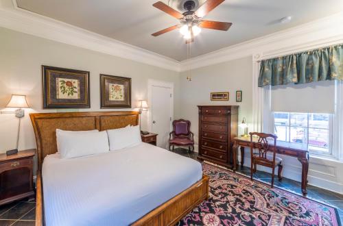圣约翰联合街奇普曼山公寓的一间卧室配有一张床、一张书桌和一个窗户。