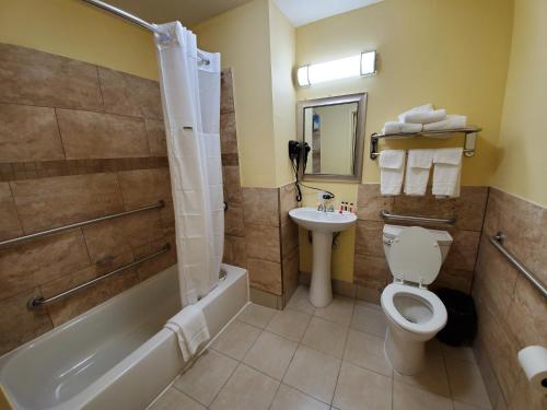 莫罗莫罗南湖戴斯酒店的带浴缸、卫生间和盥洗盆的浴室